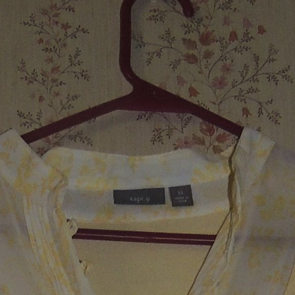 lite yellow v neck top with buttons xL - Picture 2 of 4